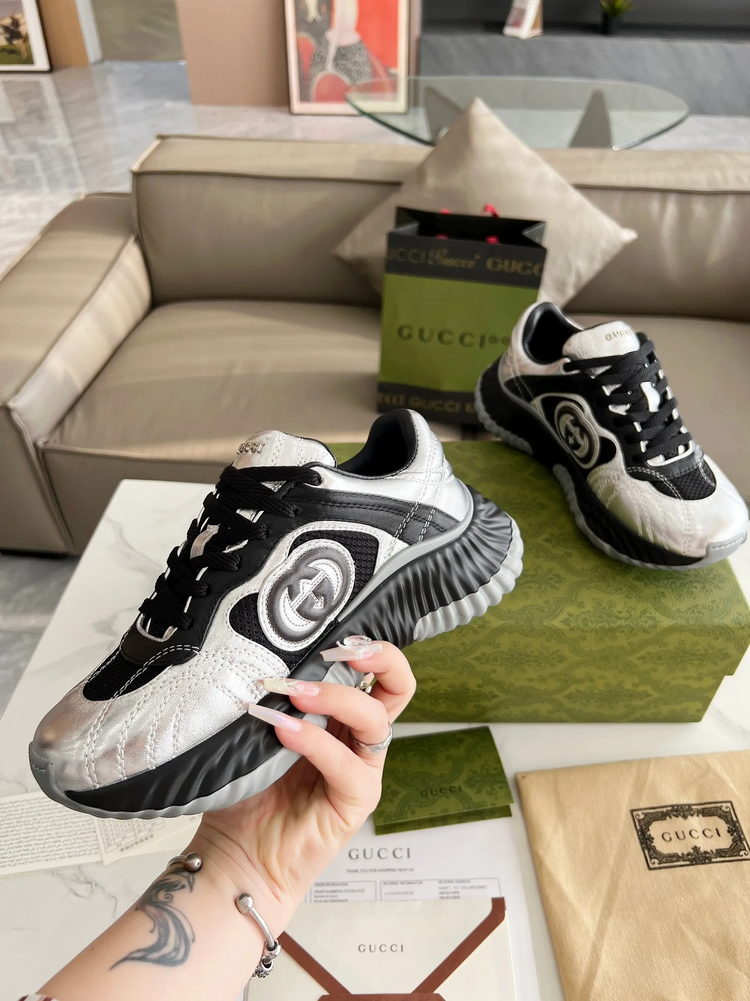 Men's men's shoes 💰780 Top version 🔝Original purchase and development [Love] This new sneaker adopts a thick-soled design, with stitched sheepskin upper and breathable mesh. Show full sense of technology. The 3D effect interlocking double G leather patch and Gucci letter metal accessories, two brand logo details, inject a dazzling texture into the overall design. The details are more substantial! ...